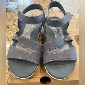 Clarks cloudsteppers glide hi shore. Size 7.5.